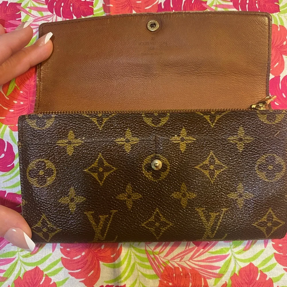 ***SOLD***Louis Vuitton Monogram Sarah Wallet Authentic - Picture 2 of 9